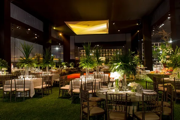 Matrimonio en tonos rojos y verdes - Imagen