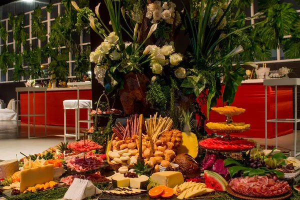 Matrimonio en tonos rojos y verdes - Imagen
