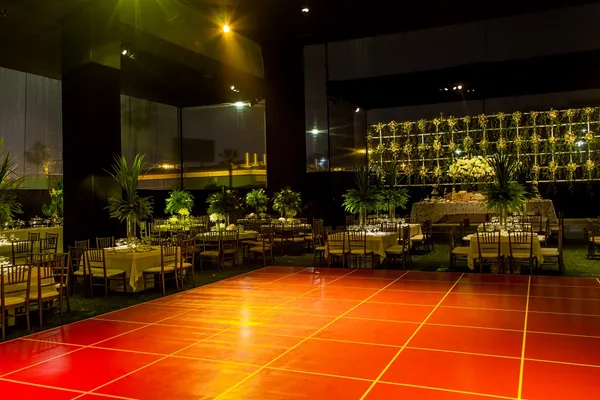 Matrimonio en tonos rojos y verdes - Imagen